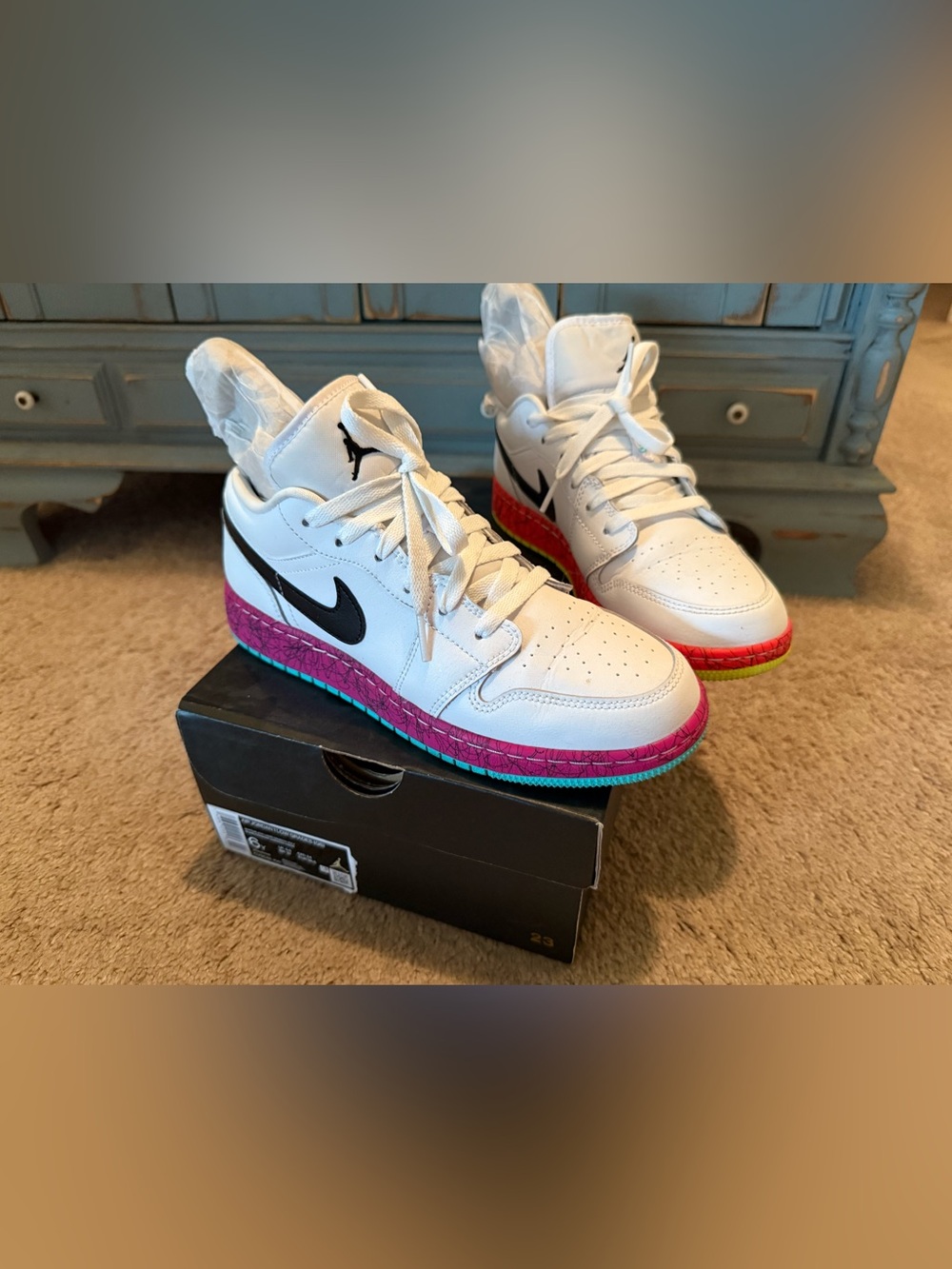 Authentic Air Jordan’s low lace sneakers 6Y fits 7.5/8 women’s $165.00 Nike - Picture 13 of 14